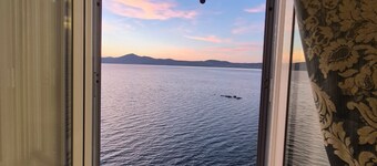 La Casa Sul Lago –Historic 16th-Century Apt with 180° Lake View in Medieval Town