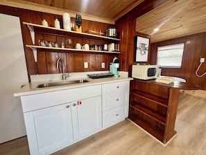Réfrigérateur, four, plaque de cuisson, cafetière/bouilloire