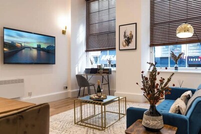 The City Escape – Your 5★ Stay in the Heart of Glasgow!
