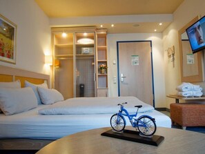 In-room safe, blackout drapes, free WiFi