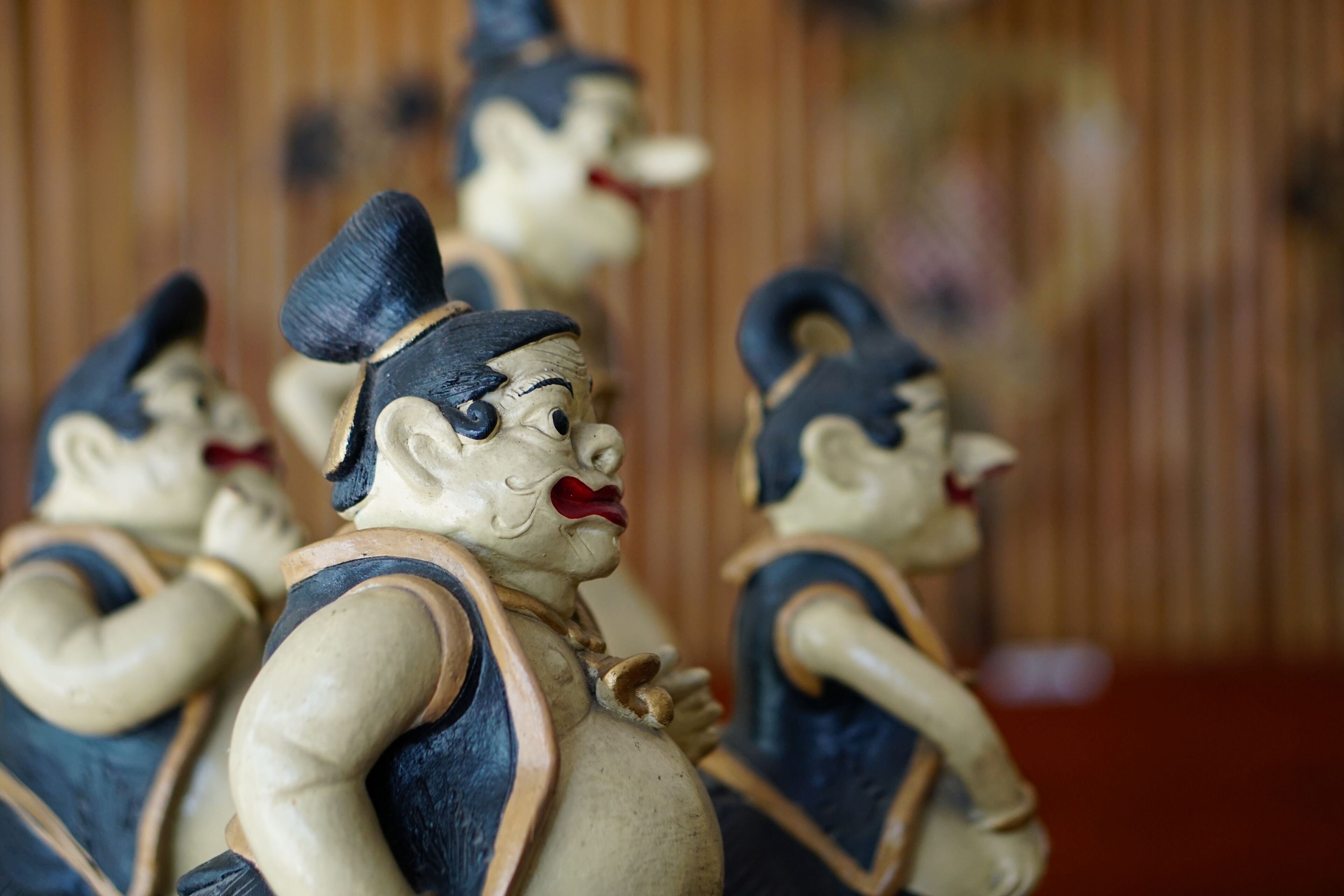 Una hilera de figuras con detalles característicos.