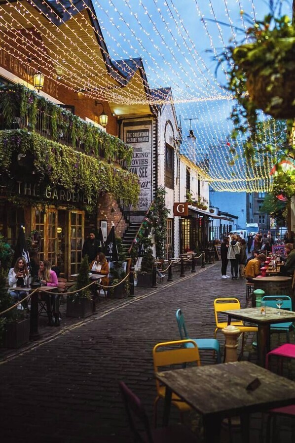 Outdoor dining - Huntly House - A Residence Like No Other (Glasgow)