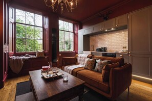 TV - Huntly House - A Residence Like No Other (Glasgow)