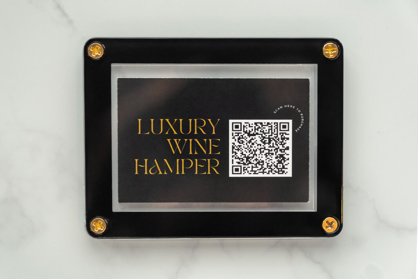 Een zwarte lijst met gouden schroeven en een QR-code.