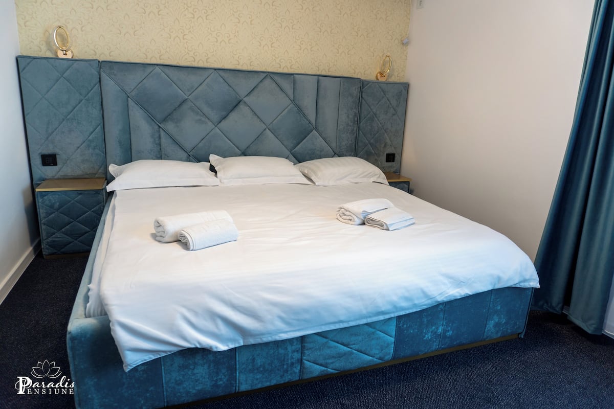 Minibar, escritorio, wifi gratis y ropa de cama