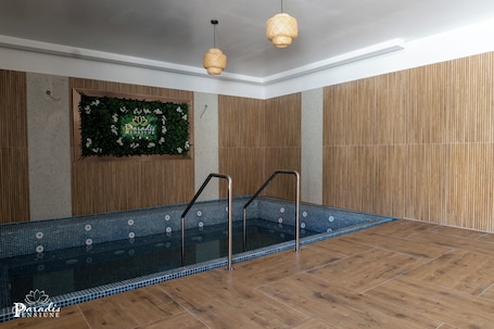 Indoor spa tub. Pensiunea Paradis Buzias