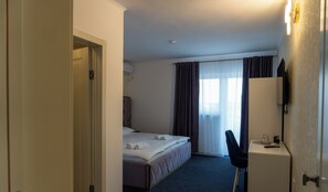 舒适双人房, 1 张特大床 | 迷你吧、办公桌、免费 WiFi、床单