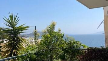 Vierpersoonskamer, balkon, uitzicht op zee | Terras
