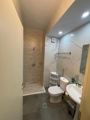 Quadruple Room, Balcony | Bathroom