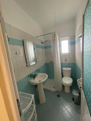 Firemannsrom, balkong, sjøutsikt | Bad