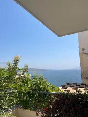 Chambre quadruple, balcon, vue sur la mer | Terrasse/patio