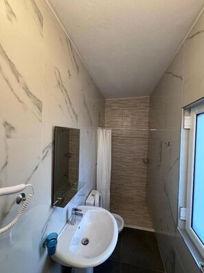 Quadruple Room, Balcony | Bathroom