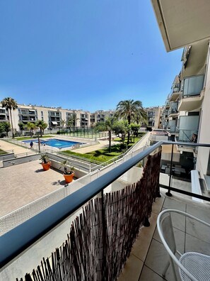 อพาร์ทเมนท์, 2 ห้องนอน, ระเบียง, วิวสระว่ายน้ำ | ระเบียง