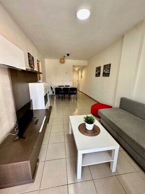 Appartement, 2 slaapkamers, terras, uitzicht op zwembad | Woonkamer
