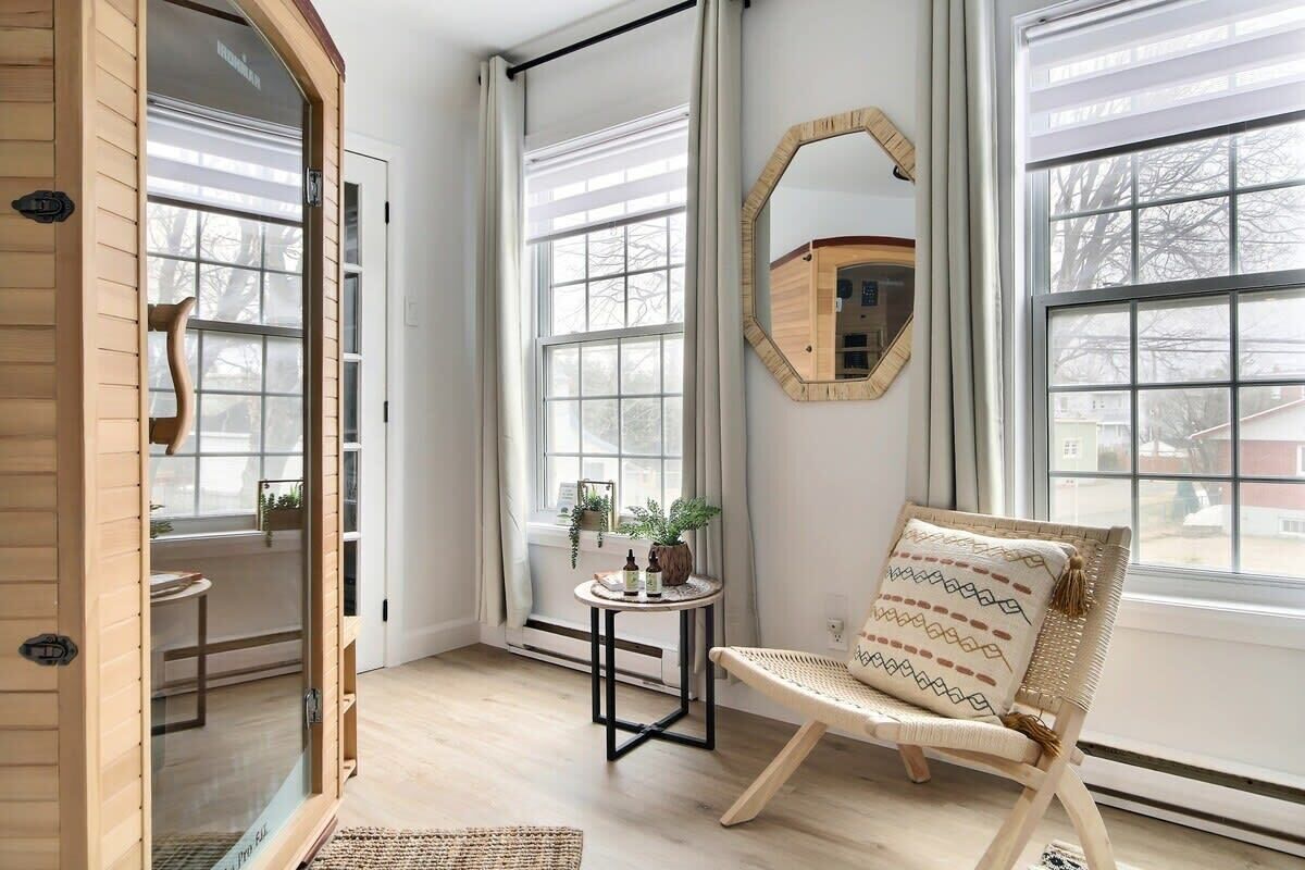 Televisie, een open haard, videospelletjes en een kantoor