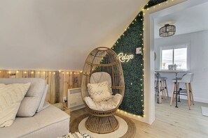 Televisie, een open haard, videospelletjes en een kantoor