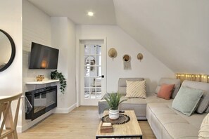 Televisio, takka, videopelejä, työhuone