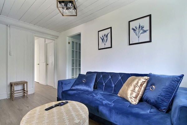 Détendez-vous avec style – ce salon élégant offre un canapé bleu audacieux, des accents dorés scintillants et des œuvres d’art soigneusement choisies pour un séjour digne d’Instagram.