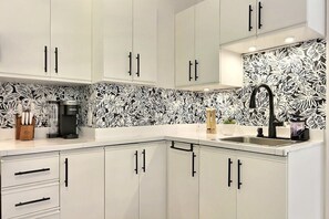 雪櫃、微波爐、焗爐、爐具