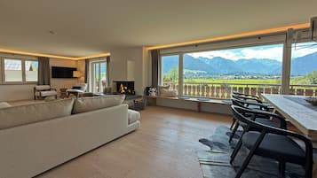 TV connectée, cheminée, chaßne hi-fi