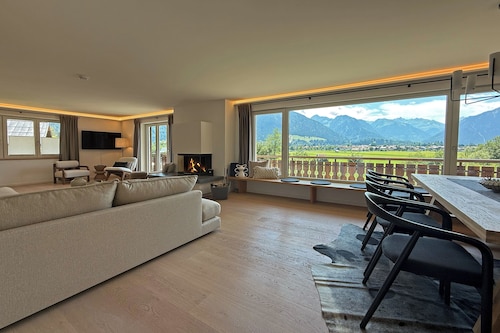 Vacation home Allgäu: eat-in kitchen, fireplace, 4 bedrooms, 3 bathrooms, terrace & hot tub