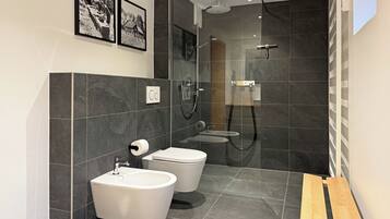Dusche, Haartrockner, Bidet, HandtĂŒcher