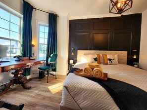 2 slaapkamers, een bureau, een strijkplank/strijkijzer, reisbedje