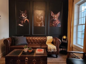 Een televisie, videogames, boeken en een kantoor