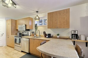 雪櫃、微波爐、焗爐、爐具