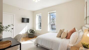 5 bedrooms, iron/ironing board, WiFi, bed sheets