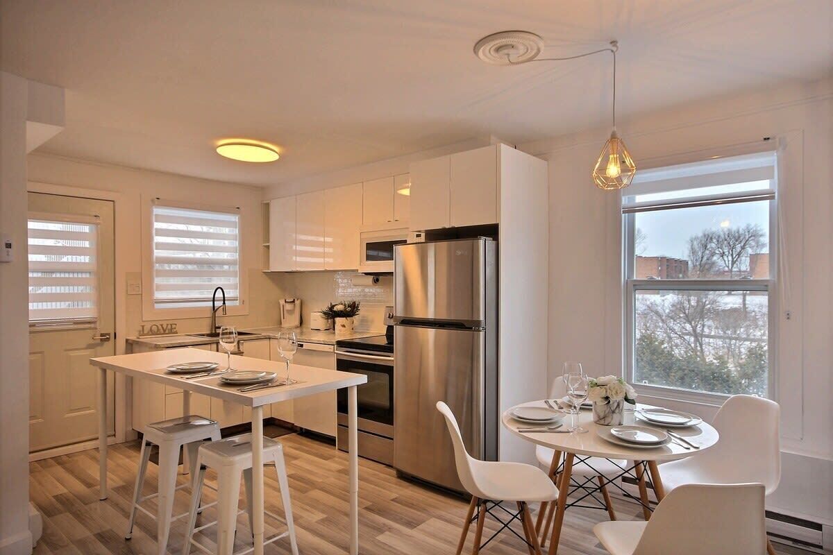 Jääkaappi, mikroaaltouuni, uuni, liesi