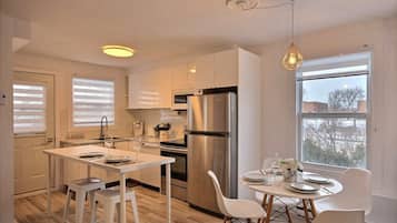 Réfrigérateur, micro-ondes, four, plaque de cuisson