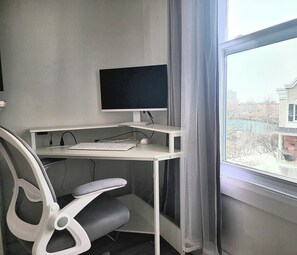 Interior - City Center Charming River View AC Free Parking (Québec)