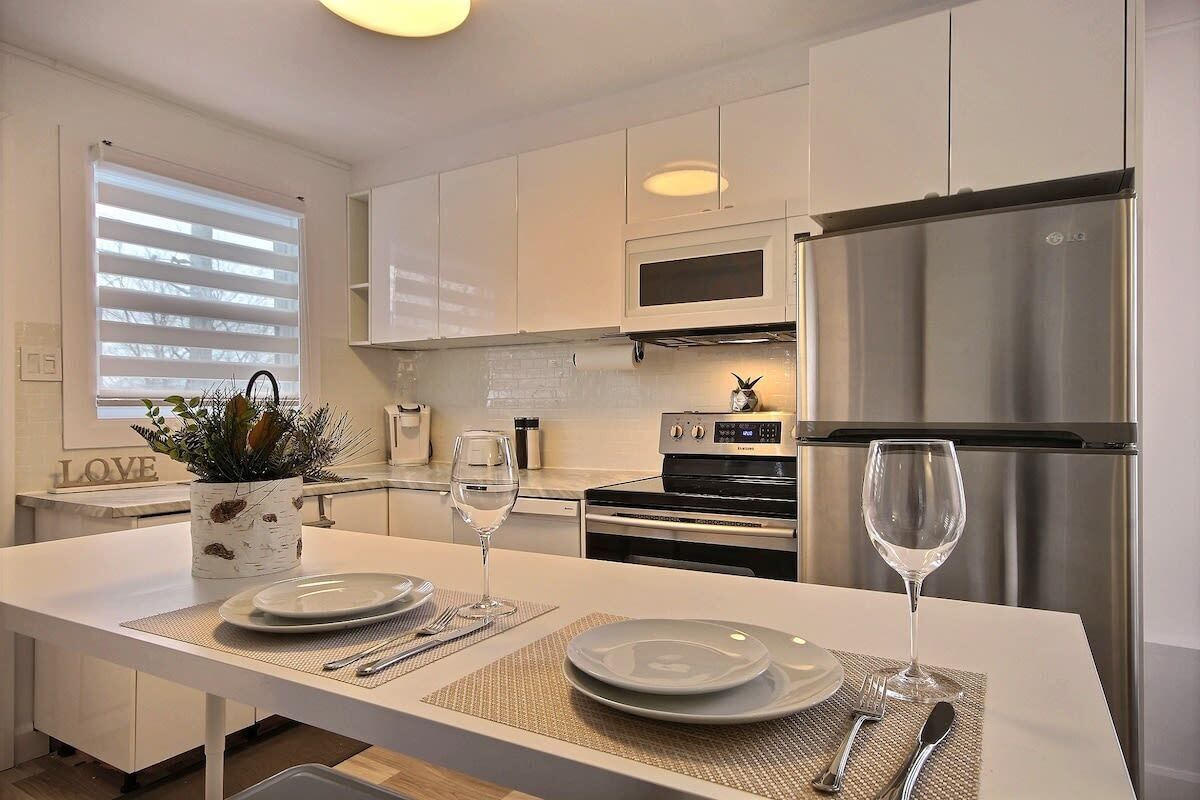 Jääkaappi, mikroaaltouuni, uuni, liesi