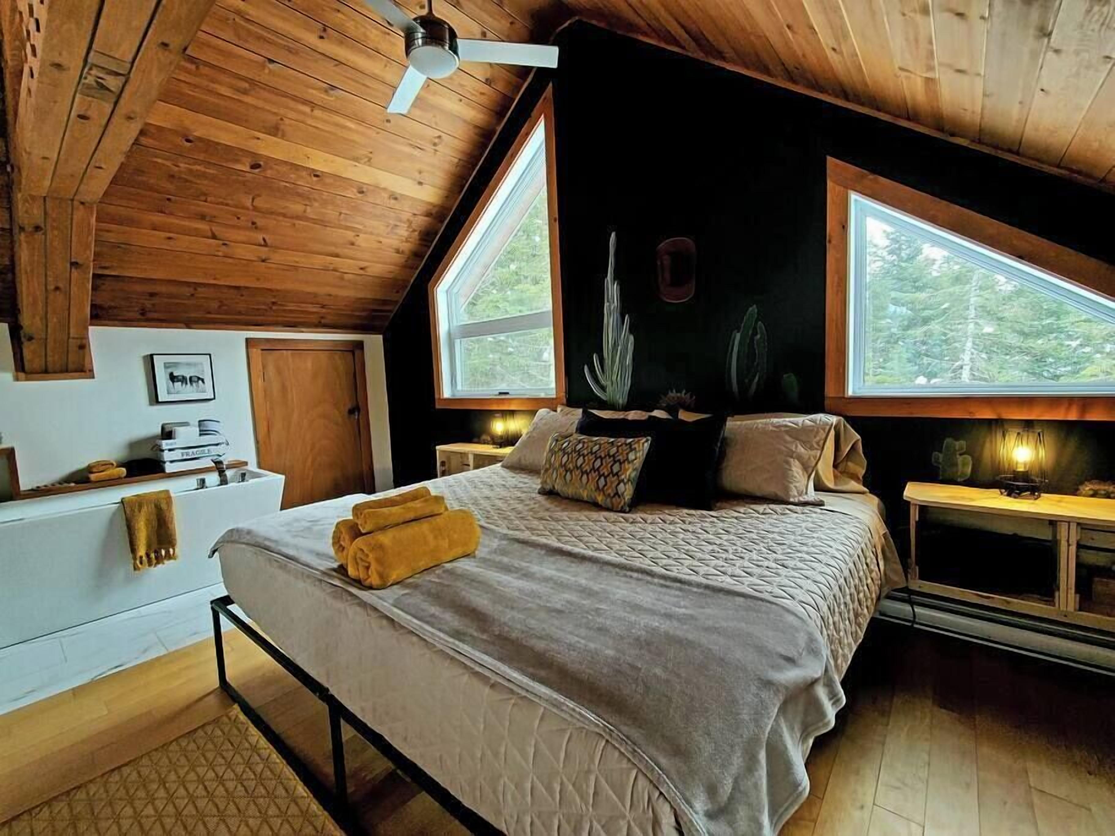 The Western | Spa | Sauna | Billiards | Babyfoot - Québec