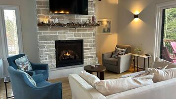 Tv, eldstad och kontor