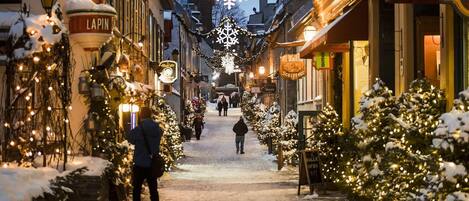 Le quartier Petit Champlain est situé à moins de 15 minutes (14 Km) Secteur commercial du quartier Vieux-Québec qui est situé en basse-ville de Québec près de place Royale. https://www.quartierpetitchamplain.com/