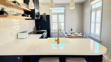 Frigorífico, microondas, horno y placa de cocina