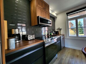 Kjøleskap, mikrobølgeovn, ovn og oppvaskmaskin