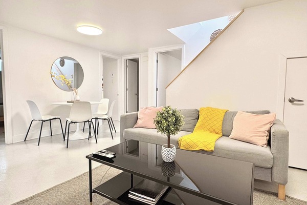 Baigné de lumière naturelle et aménagé avec soin, cet espace ouvert et aéré invite au calme, au confort et à la convivialité — idéal pour des matins paisibles autour d’un café ou des soirées animées en famille ou entre amis.