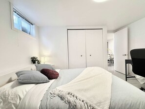 4 makuuhuonetta, työpöytä, silitysrauta/-lauta, vauvan matkasänky