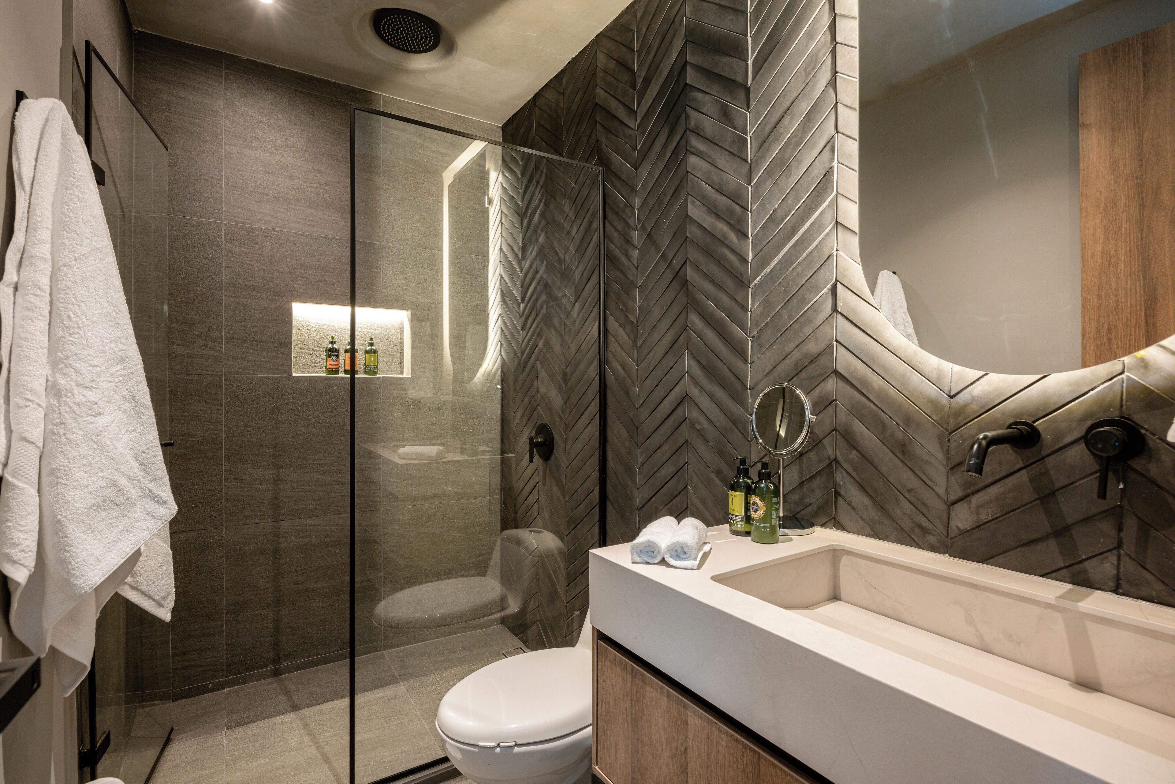 Appartement Majestueux, vue ville | Salle de bain | Douche, douche à « effet pluie », articles de toilette gratuits