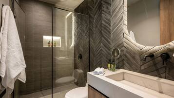 Appartement Majestueux, vue ville | Salle de bain | Douche, douche à « effet pluie », articles de toilette gratuits