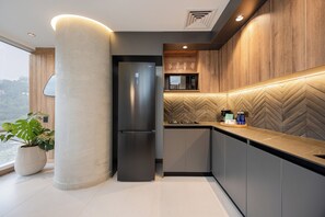 Refrigerador, microondas, placa de cocina, cafetera/tetera