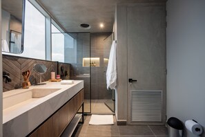 Panoramic Apartment, City View | Bathroom | Shower, rainfall showerhead, free toiletries, hair dryer - Bio 26 Apartments  (Medellín)