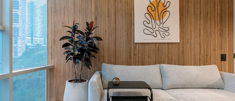 Panorama appartement, uitzicht op stad | Woonruimte | Een 50-inch smart-tv met digitale zenders, Netflix en streamingdiensten