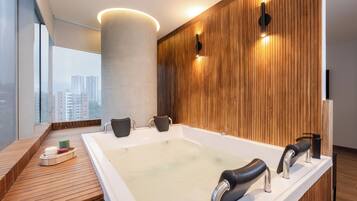 Departamento panorámico, vista a la ciudad | Tina de hidromasaje privada