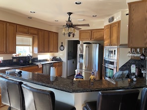 Microwave, oven, stovetop - 16 overnight guests, 3 Boat Docks, Fishing, Swimming, Kayaking, Reunions (Angleton)