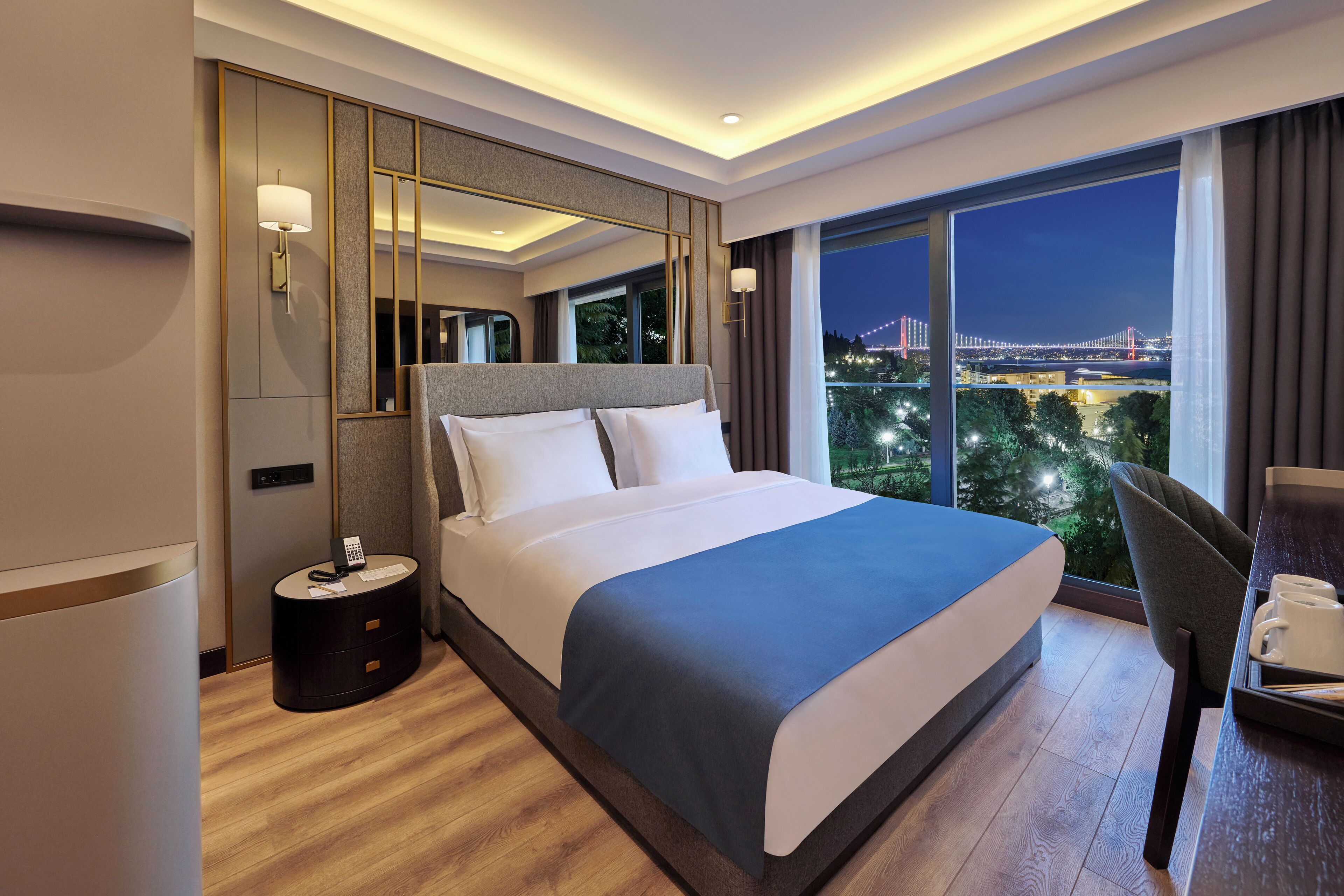 华丽客房, 部分海景 | 迷你吧、熨斗/熨衣板、免费 WiFi、床单