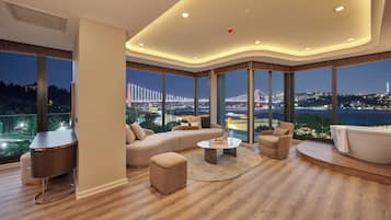 Bosphorus Suite | Minibar, iron/ironing board, free WiFi, bed sheets